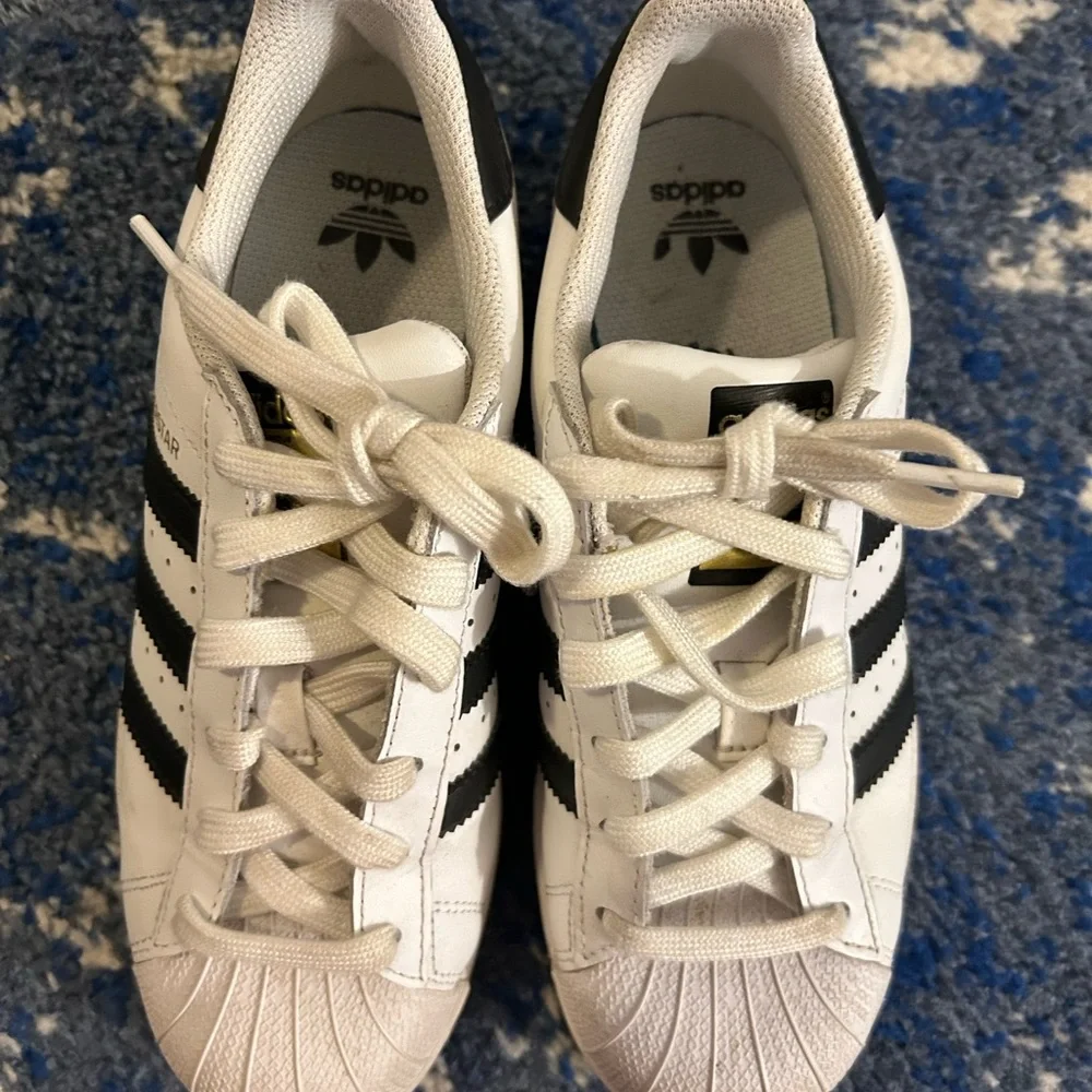 Adidas superstar classic Boys size 3.5 - Picture 3 of 3